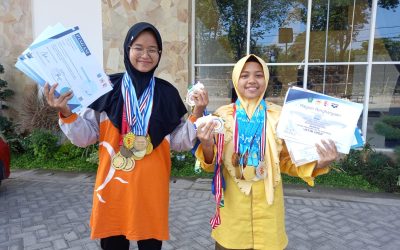 Keren! Duo Siswi Smamsatu Borong Medali di Kejuaraan Renang Se-Jawa Timur 2022