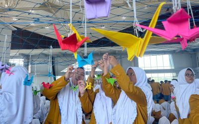 Ratusan Burung Origami Terbang di Smamsatu