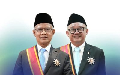 Ketum dan Sekum Muhammadiyah Raih Bintang Mahaputra Utama: Dari Istana Presiden ke Ruang Kelas Smamsatu Gresik